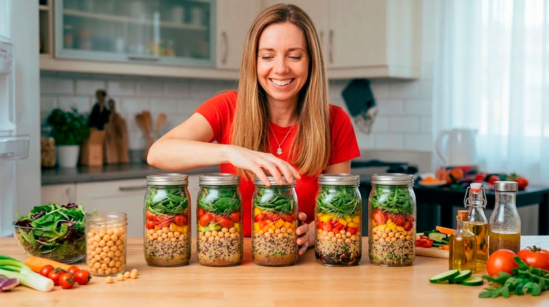 Frascos de ensaladas listos y organizados